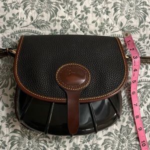 Like New Dooney and Bourke Crossbody bag black/tan